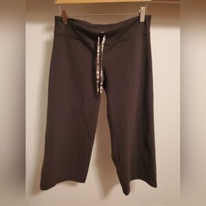 Lululemon Women’s Brown Tan Stretch Capri Cropped Wide Leg Workout Yoga. Size 8.